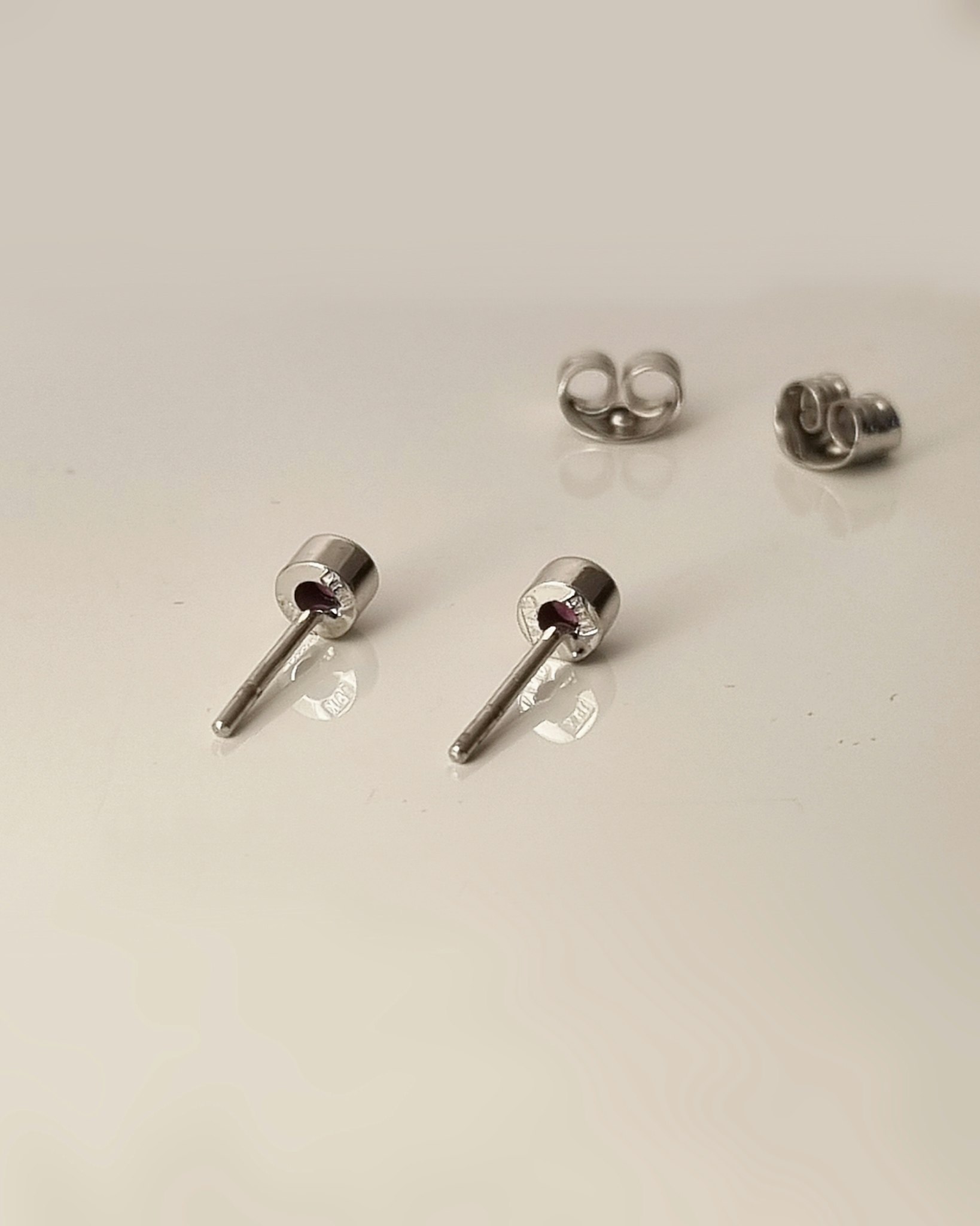 Grape Garnet studs - Granatörhängen i vitguld