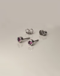 Grape Garnet studs - Granatörhängen i vitguld