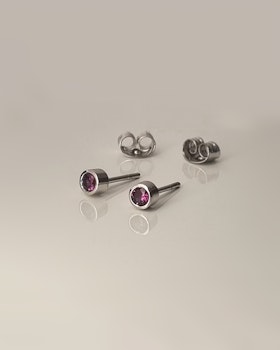 Grape Garnet studs - Granatörhängen i vitguld