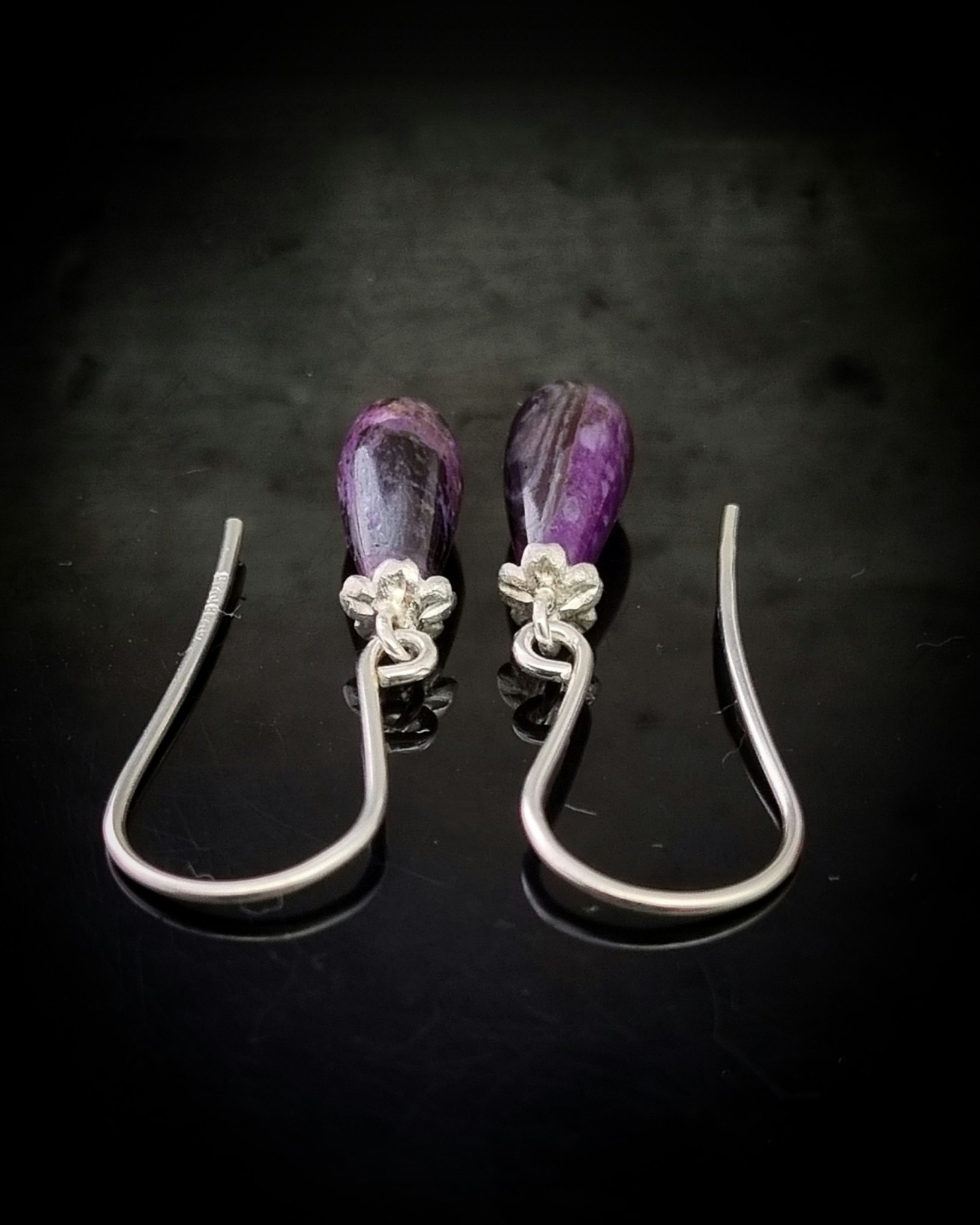 Sugilite med Gullviva - örhängen i silver
