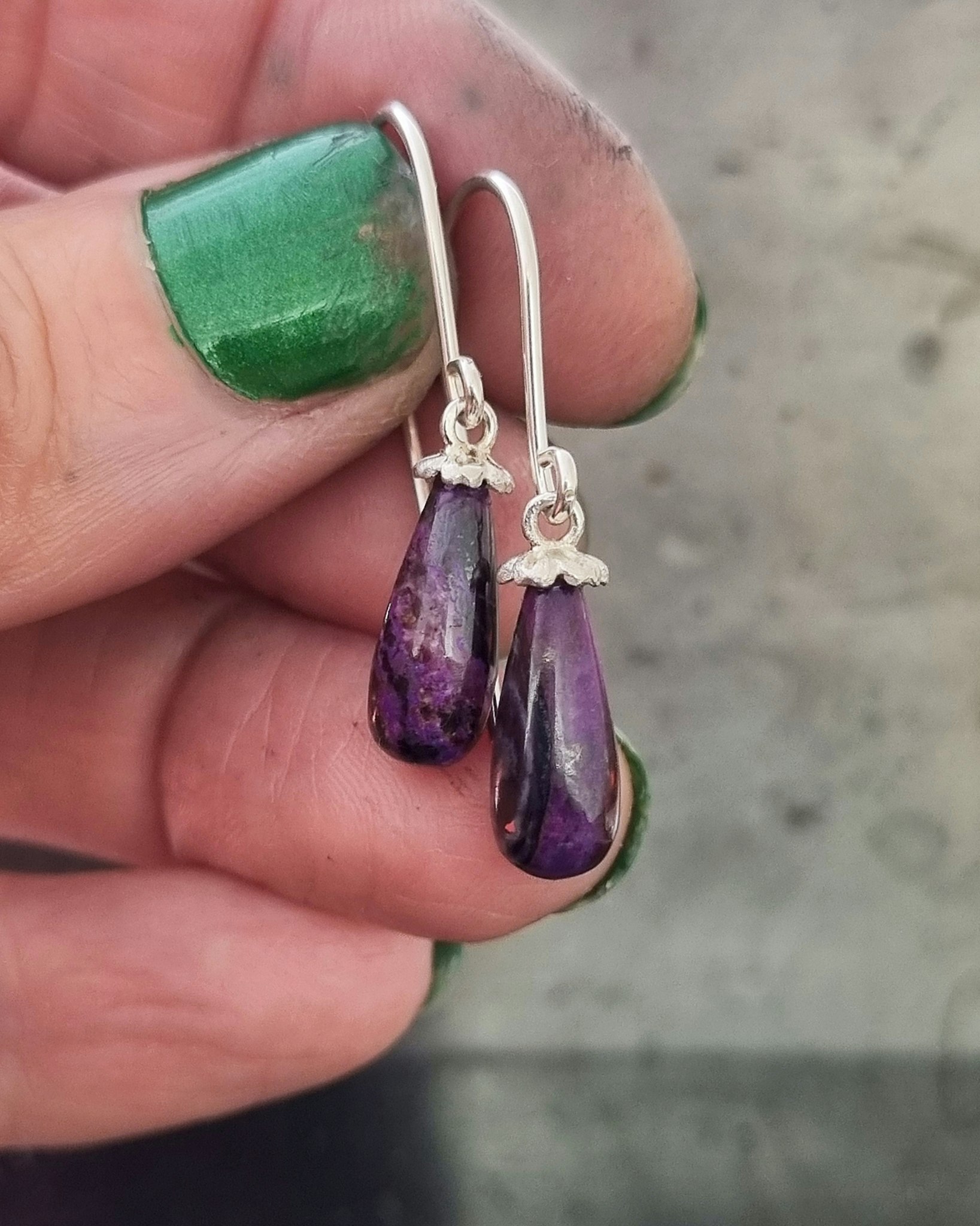 Sugilite med Gullviva - örhängen i silver