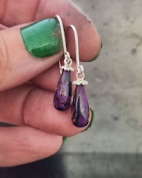 Sugilite med Gullviva - örhängen i silver