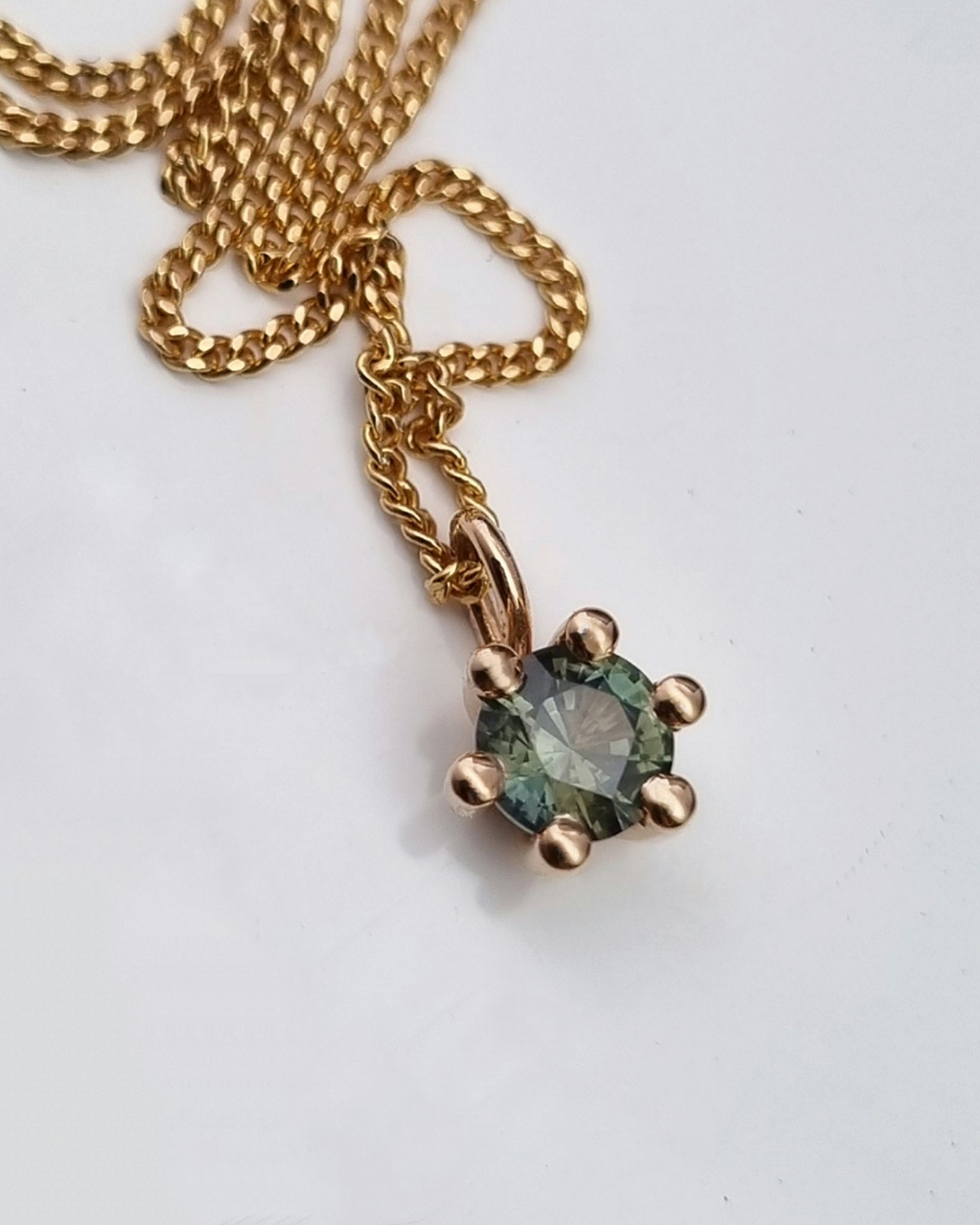 Precious six - hängsmycke med grön Safir
