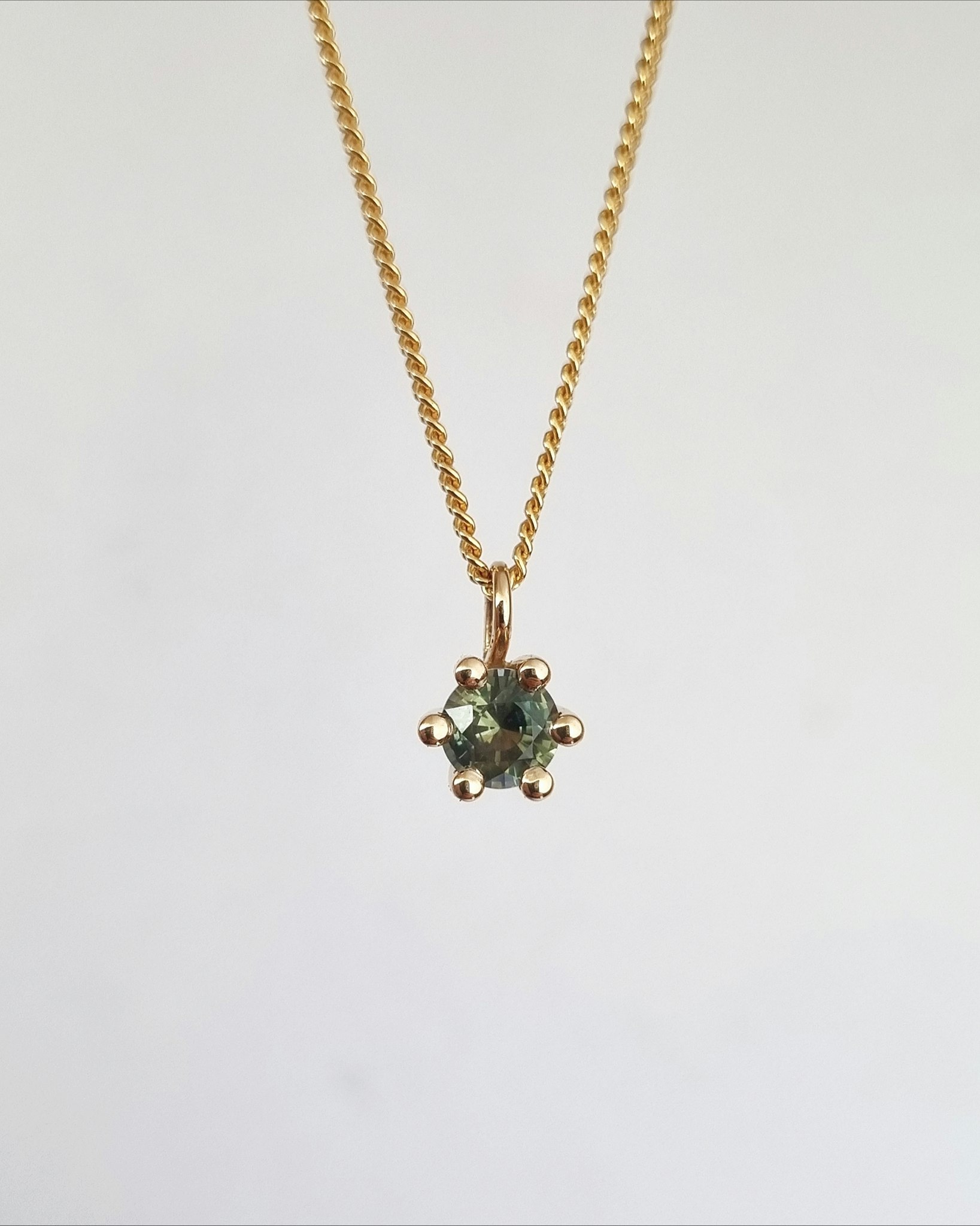 Precious six - hängsmycke med grön Safir