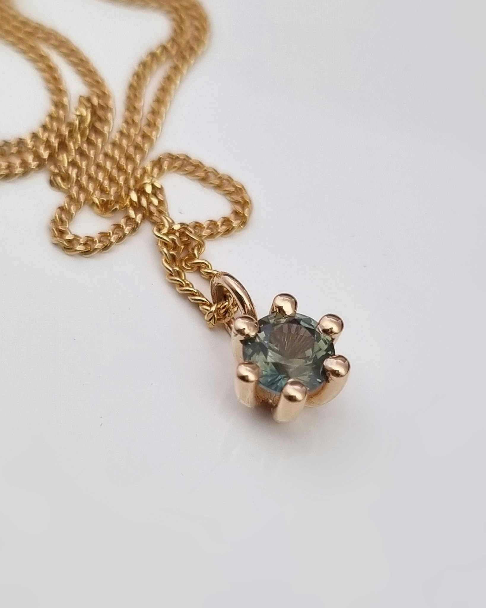 Precious six - hängsmycke med grön Safir