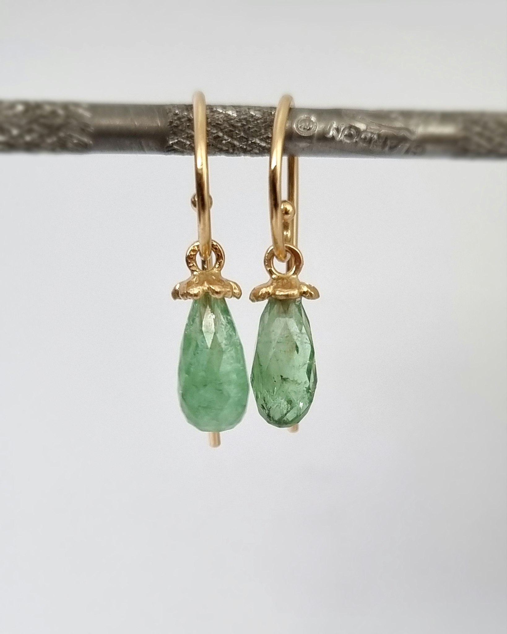Gullviva med Fairtrade Turmaliner , sällsynta - örhängen i 18K vitguld