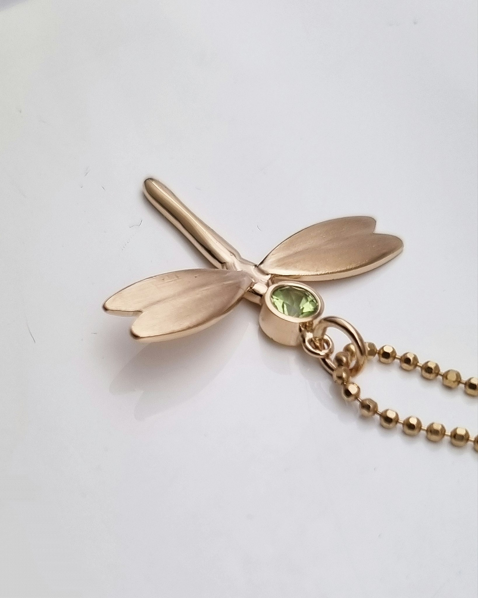 Trollslända med Peridot, Fairtrade - hängsmycke i 18K