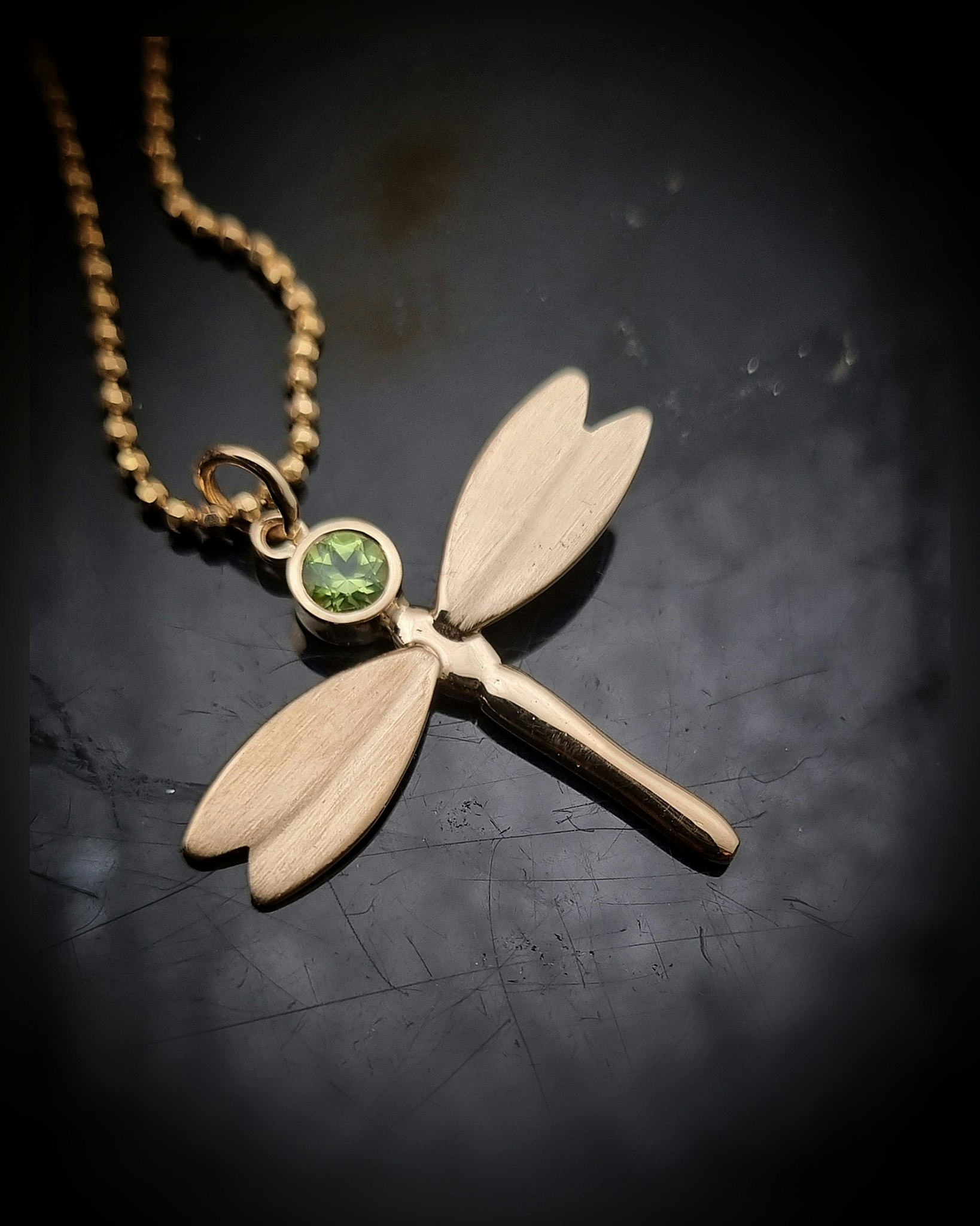 Trollslända med Peridot, Fairtrade - hängsmycke i 18K