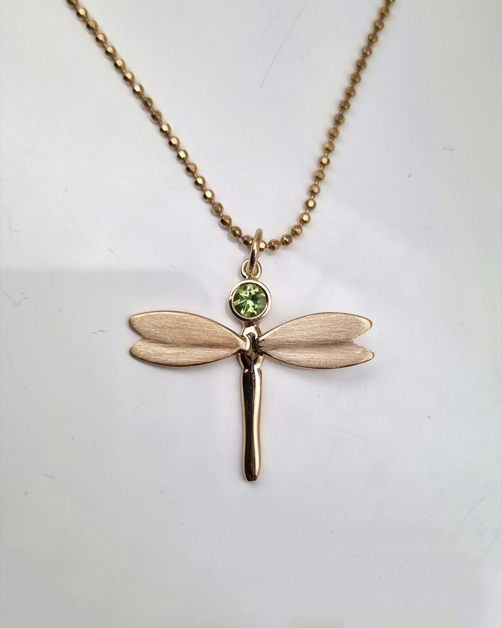 Trollslända med Peridot, Fairtrade - hängsmycke i 18K