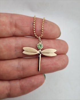 Trollslända med Peridot, Fairtrade - hängsmycke i 18K