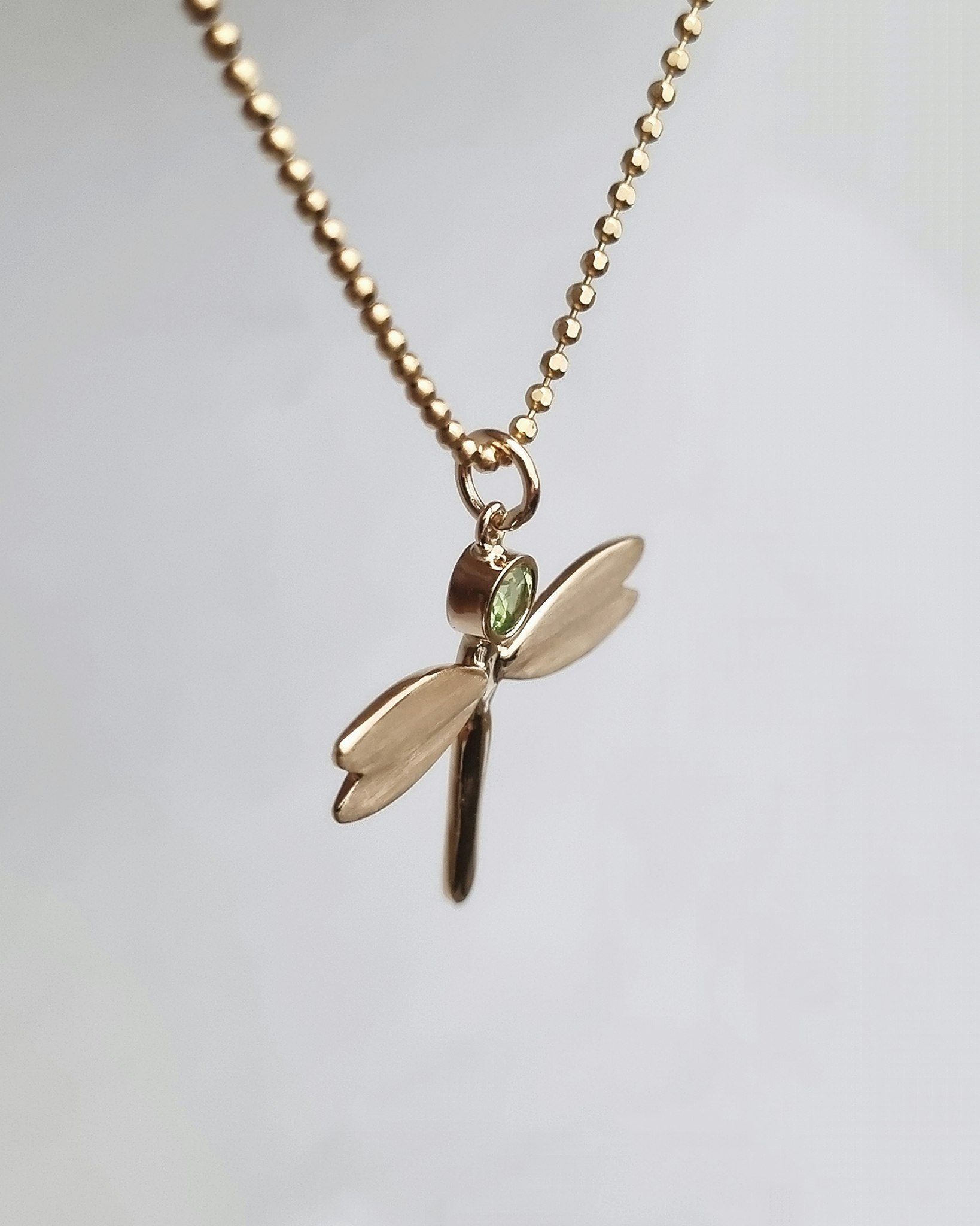 Trollslända med Peridot, Fairtrade - hängsmycke i 18K