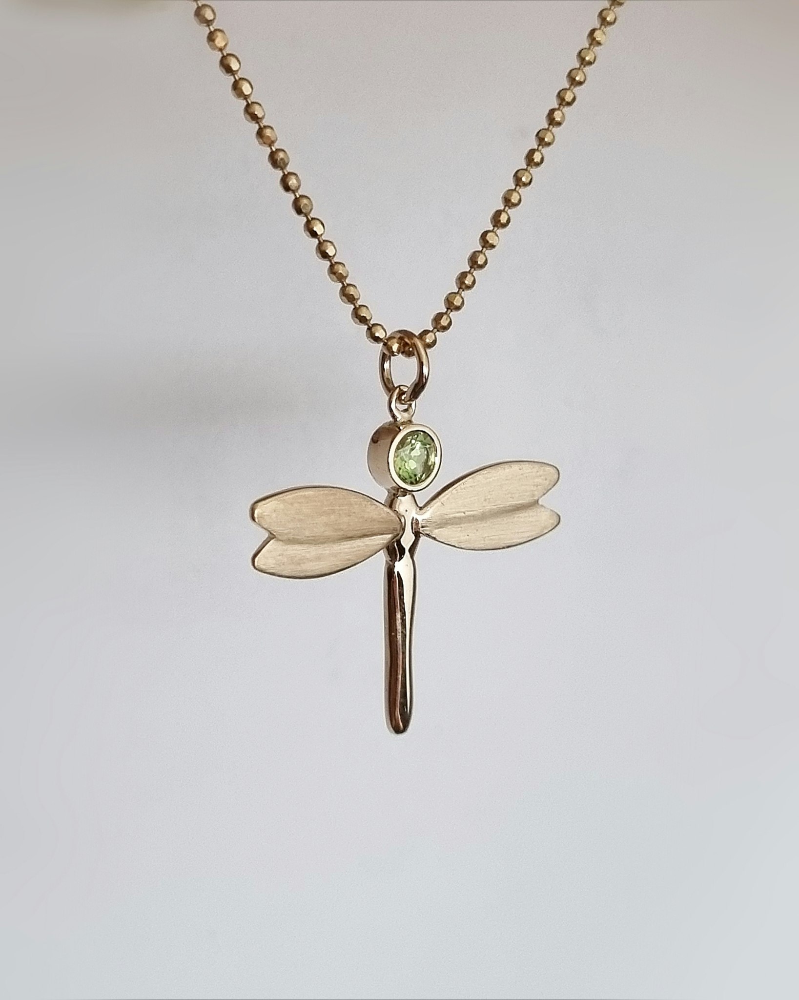 Trollslända med Peridot, Fairtrade - hängsmycke i 18K