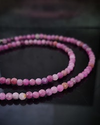 Glittrigt rosa Safircollier - 42 cm