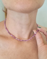 Glittrigt rosa Safircollier - 42 cm