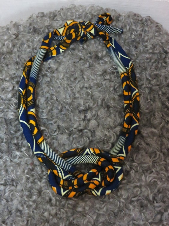 Dubbelt halsband med knut, blå/orange