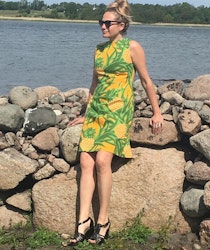Figurnära sommarklänning