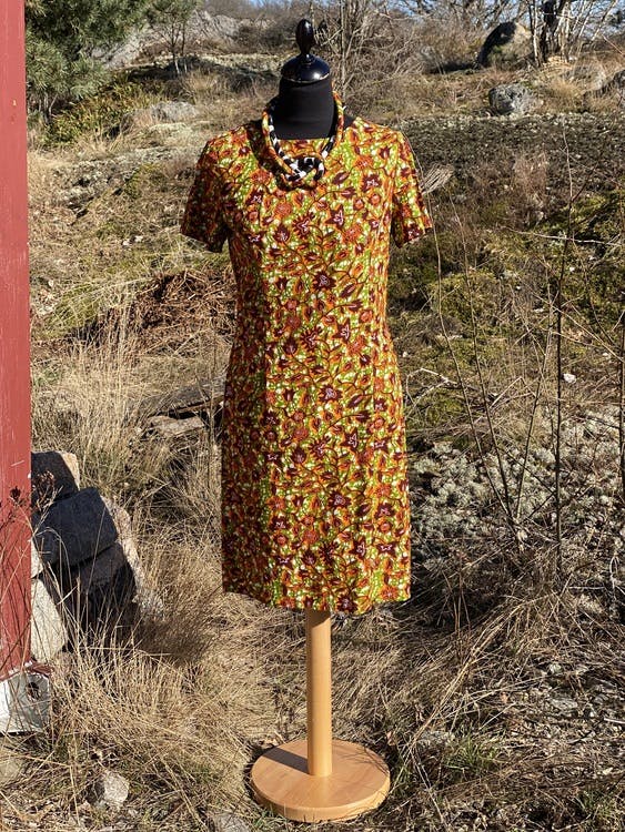 Figuranära klänning i afrikanskt tyg