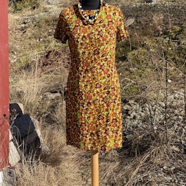 Figuranära klänning i afrikanskt tyg