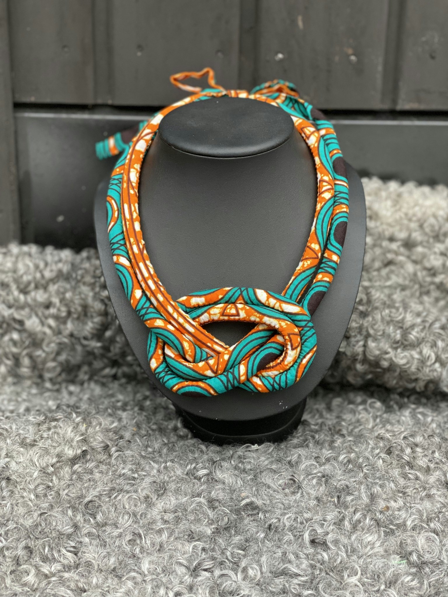 Halsband med knut orange/turkos
