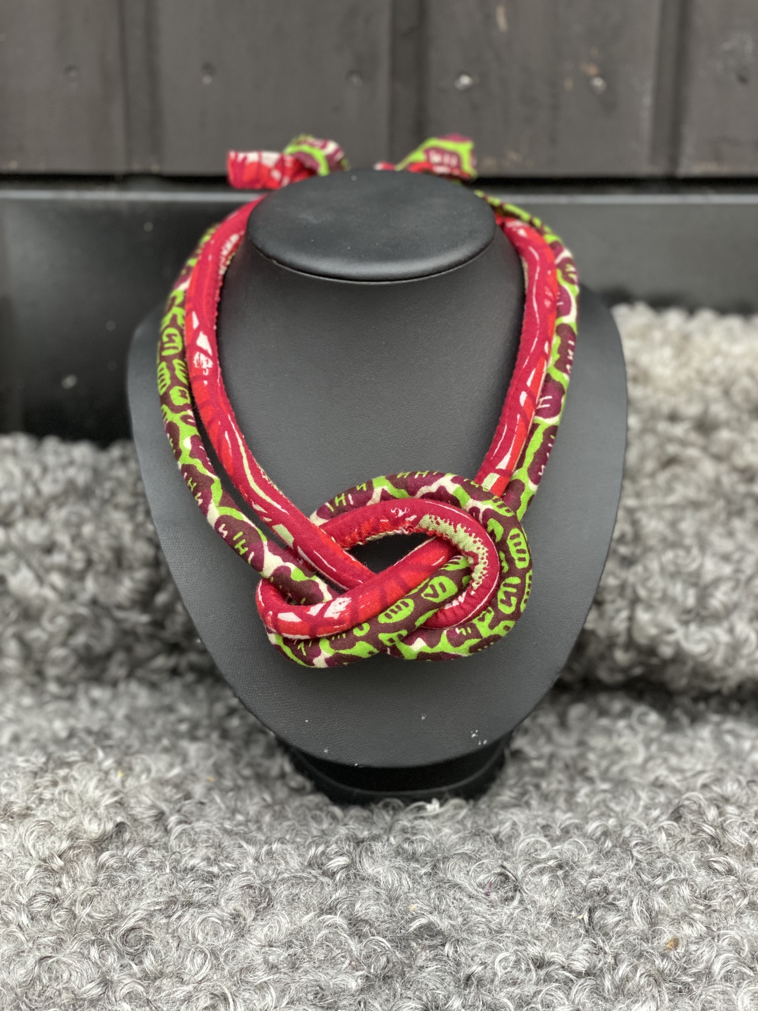 Dubbelt halsband med knut röd/grön