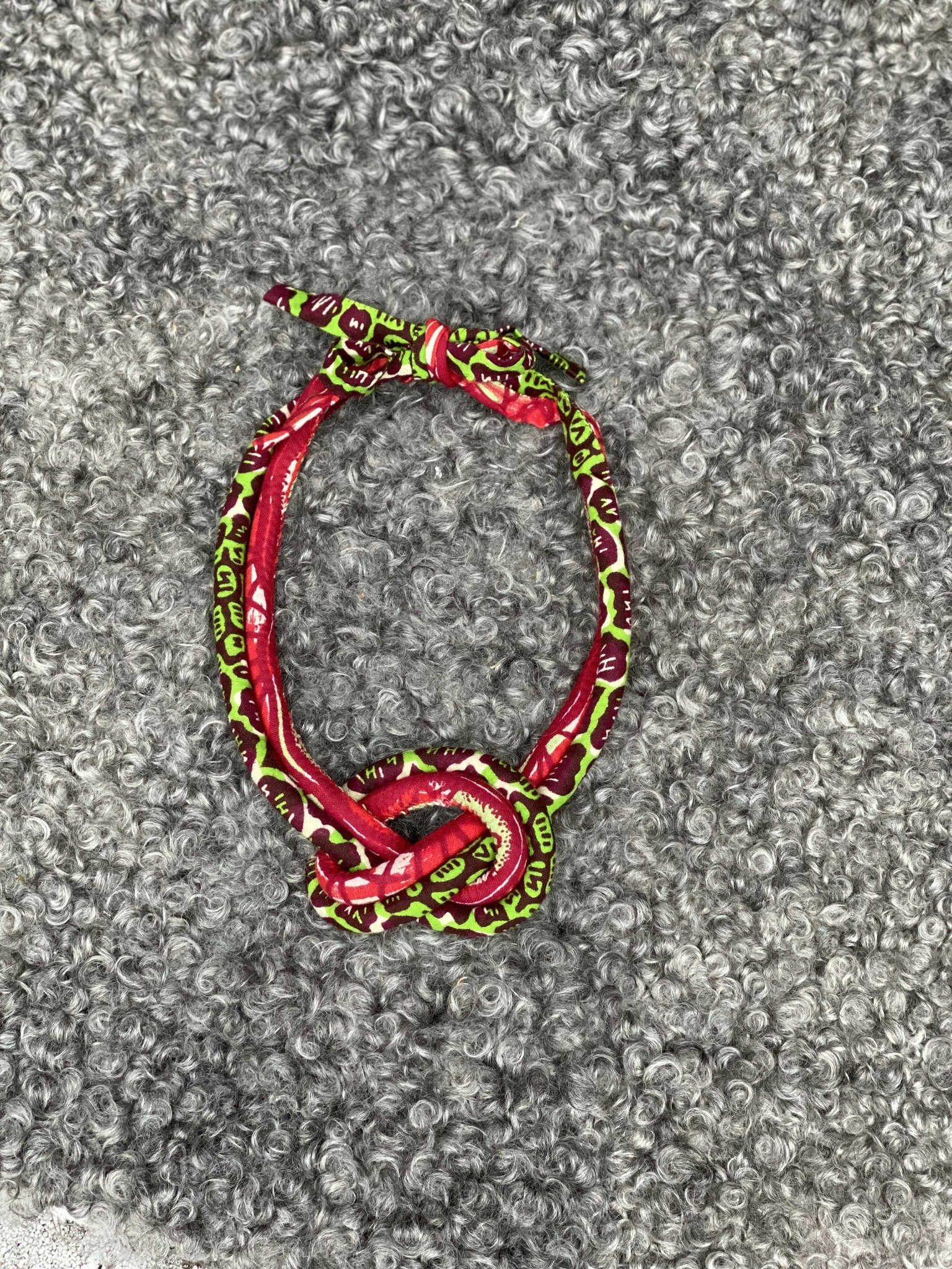 Dubbelt halsband med knut röd/grön