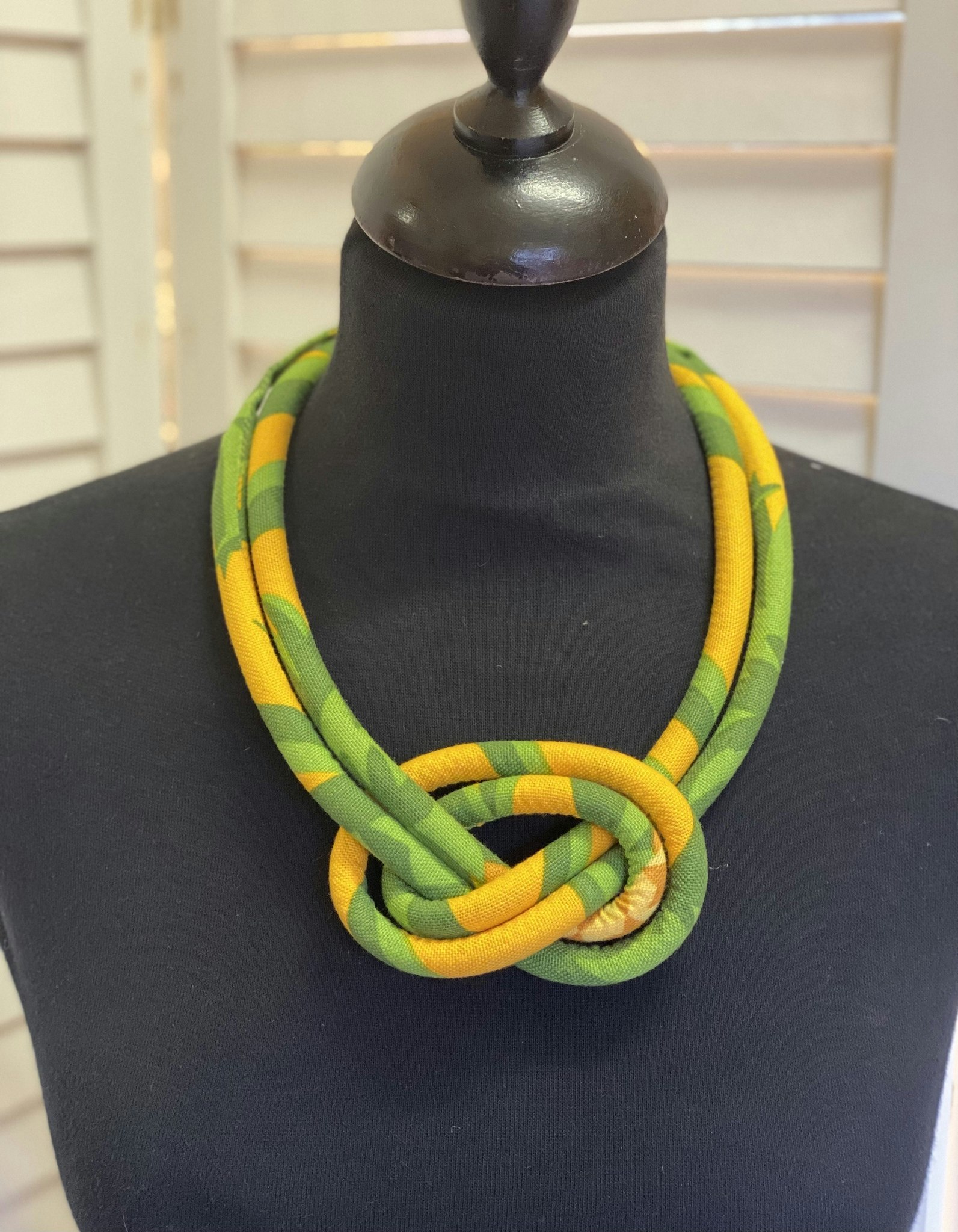 Dubbelt halsband med knut gul/grön
