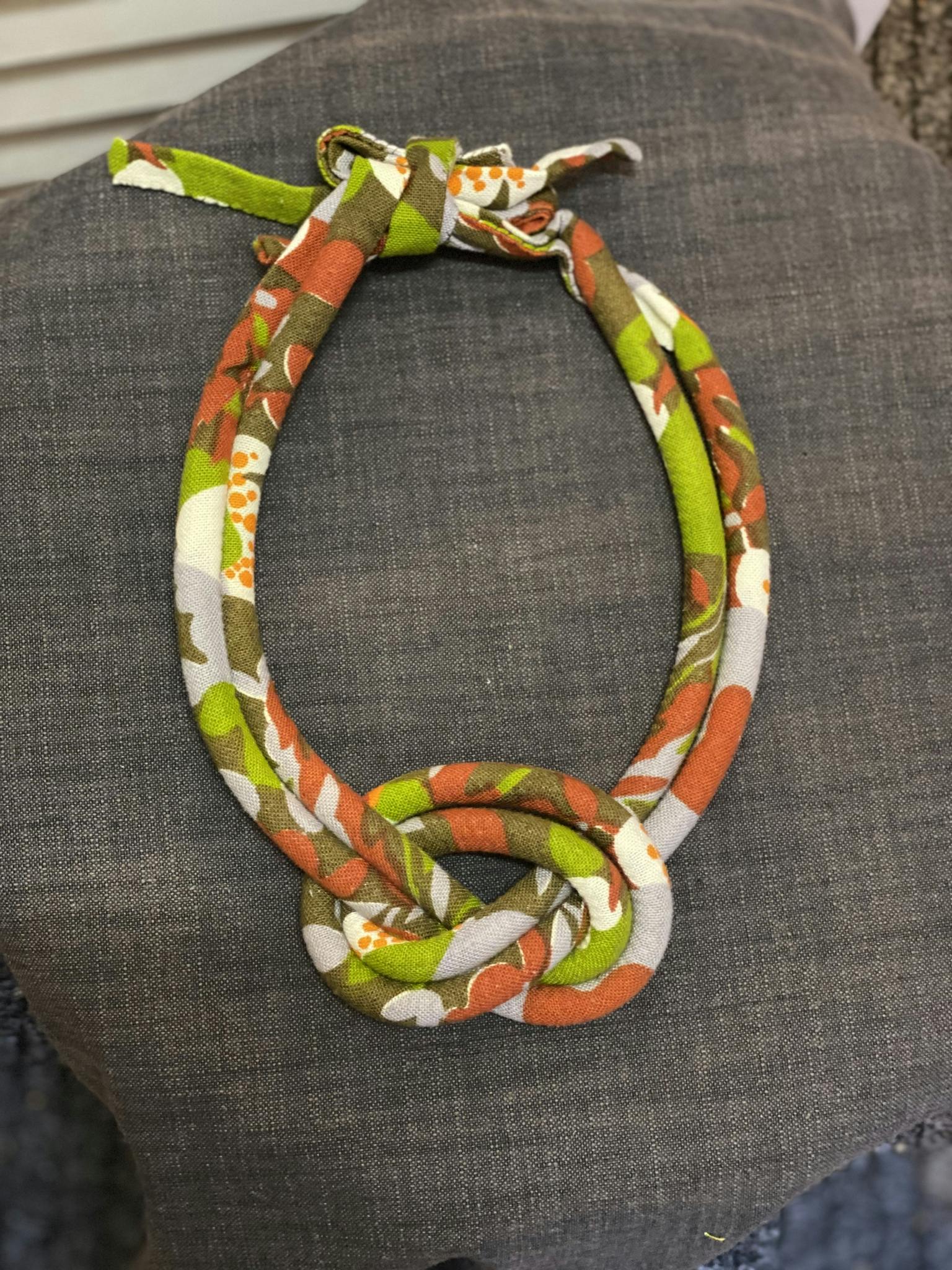 Halsband med knut rost/grön