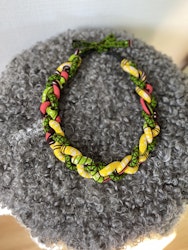 Flätat halsband gul/gröna nyanser