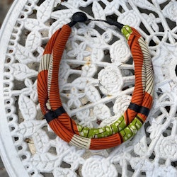 Orange/grönt lysande halsband