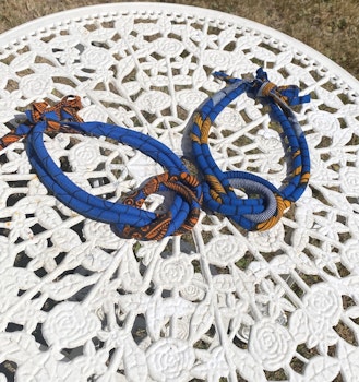 Dubbelt halsband med knut blått