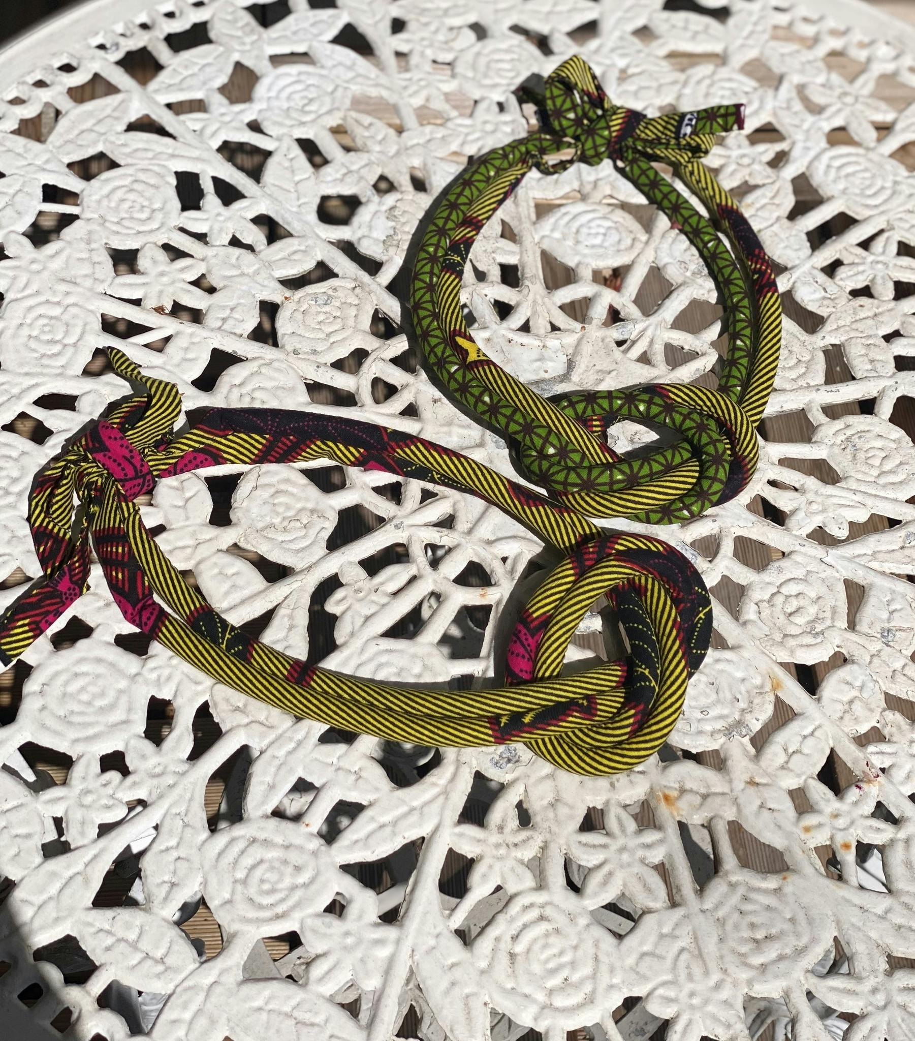 Dubbelt halsband med knut senap/grön
