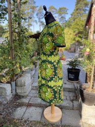 Figurnära klänning  lysande gröna blommor
