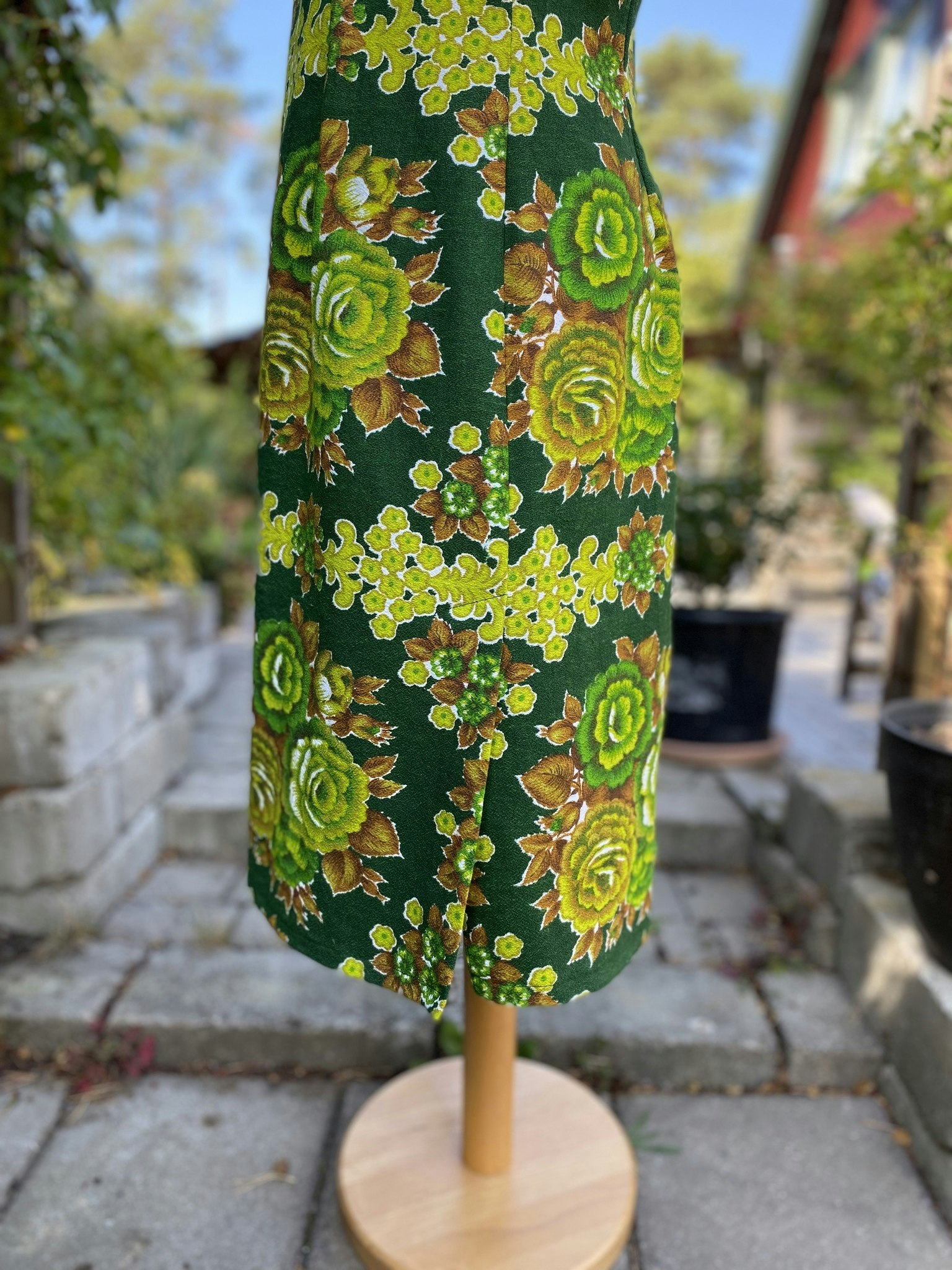 Figurnära klänning  lysande gröna blommor