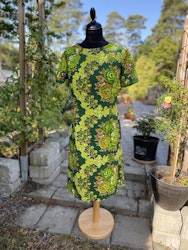 Figurnära klänning  lysande gröna blommor