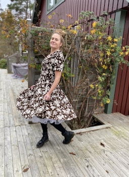Klänning i brunt/vitt med riklig vidd