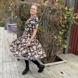 Klänningen med krage och breda slag/Ej tillgänglig online