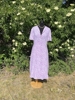 Småblommig klänning i lila