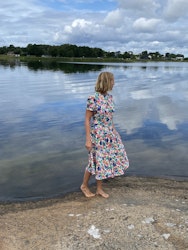 Sommarblommig klänning med vidd