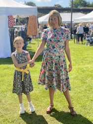 Sommarblommig klänning med vidd