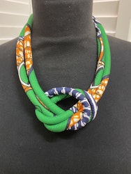 Handsytt halsband grönt med knut