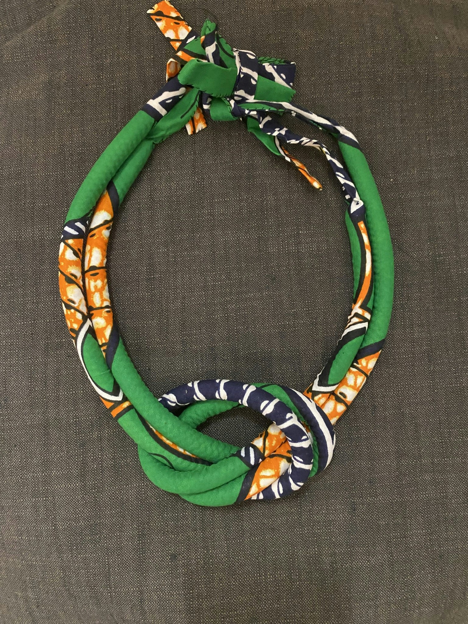 Handsytt halsband grönt med knut