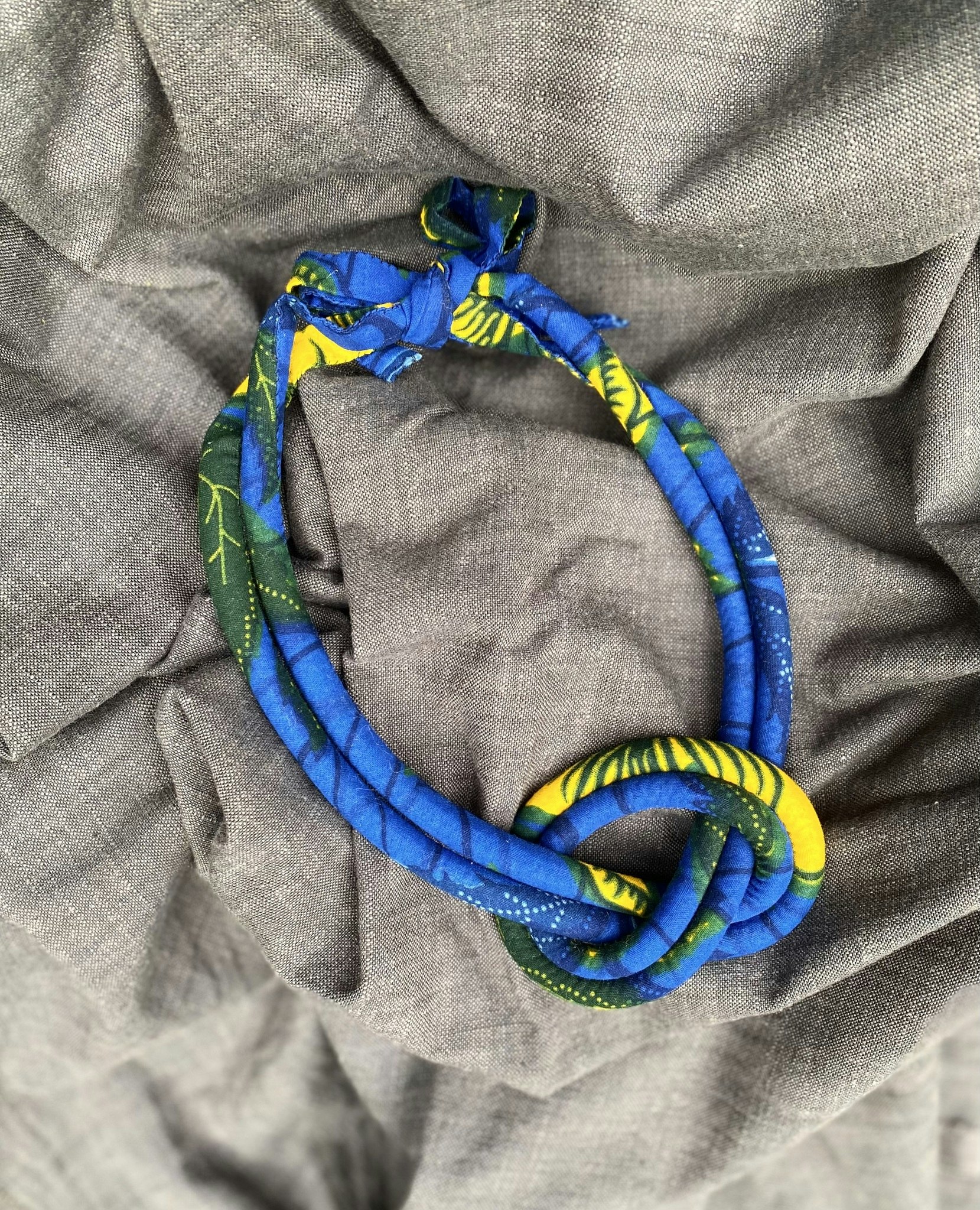 Handsytt halsband med knut  i blått