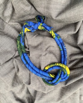 Handsytt halsband med knut  i blått