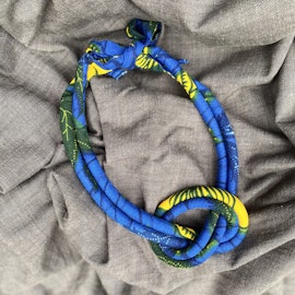Handsytt halsband med knut  i blått