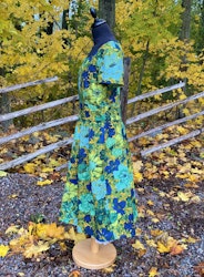 Blommig klänning ”Stora Blommor”