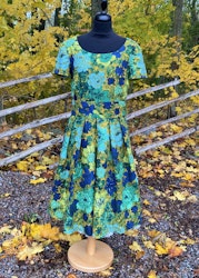 Blommig klänning ”Stora Blommor”