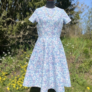 Vårig klänning i ljusblå/lila