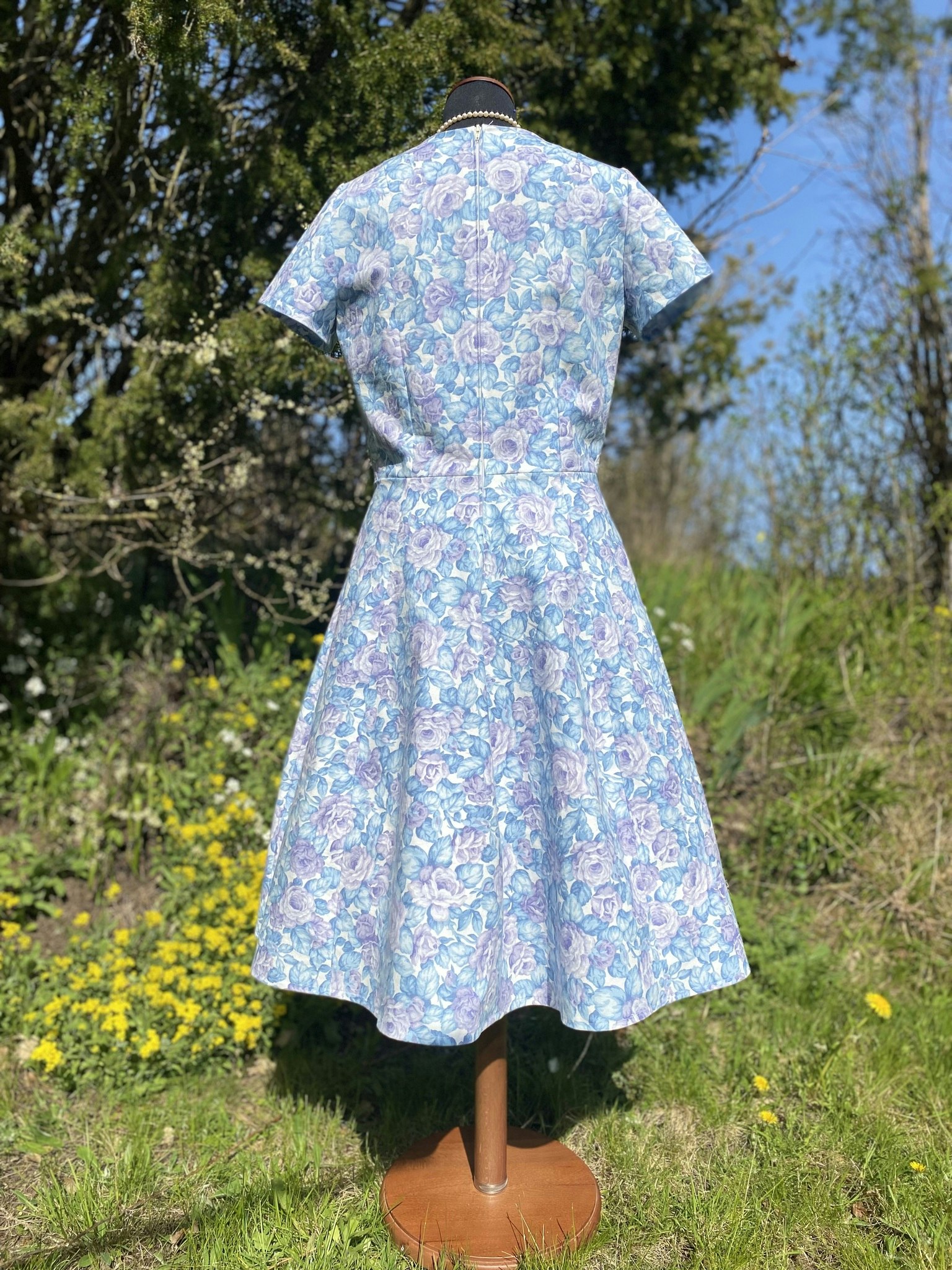 Vårig klänning i ljusblå/lila