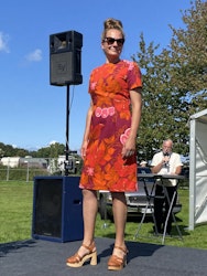 Figurnära klänning i härligt röd/orange nyanser