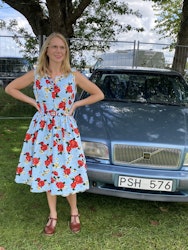 Sommarklänning med röda rosor